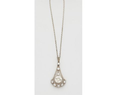 Belle Epoque-Anhänger mit DiamantsolitärPlatin/14 kt Roségold. Im Girlanden-Stil, zargengefasst mit fünf Diamanten im Übergan