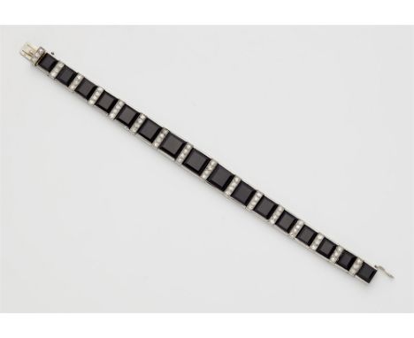 Art Déco-Armband mit Onyx18 kt Weißgold. Leicht ausgestellte Rivièrenform, gefasst mit 16 quadratischen Onyxplatten im Wechse
