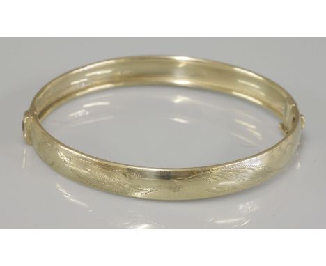 A gold hinged bangle, marked 375, 9.63g