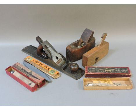 Woodworking tools, a Record No 6 steel smoothing plane, two wooden planes, two carborundum stones, a hole saw, and a smoothin
