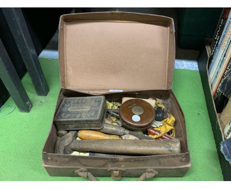 A SMALL VINTAGE CASE CONTAINING VINTAGE TOOLS, ETC 