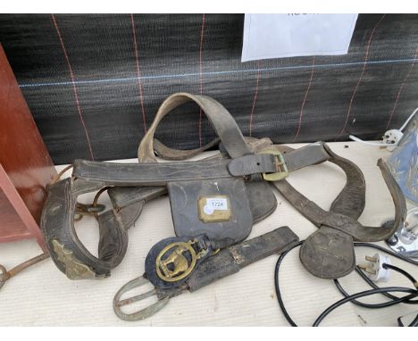 A VINTAGE LEATHER HORSE HARNESS WITH BRASS DETAIL 