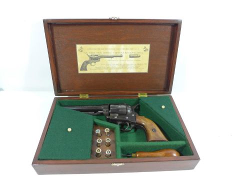 A CASED BLANK FIRING COLT SINGLE ACTION ARMY REVOLVER, 13.5CM BARREL, LENGTH 28CM, COMPLETE WITH BLANKS, FITTINGS ETC 
