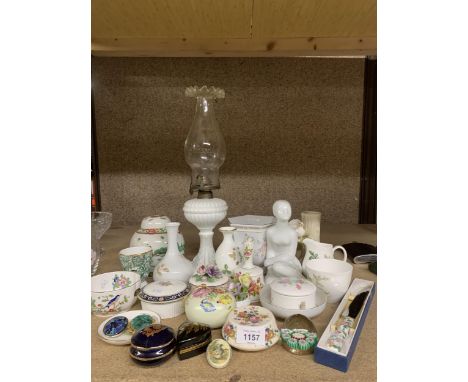 A QUANTITY OF CHINA AND CERAMIC ITEMS TO INCLUDE AN OIL LAMP, TRINKET BOXES, A GINGER JAR, SMALL VASES, BROOCHES, ETC 
