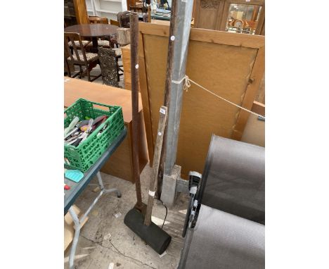 AN ASSORTMENT OF VINTAGE TOOLS TO INCLUDE A PITCHFORK AND A RUBBER HAMMER ETC 
