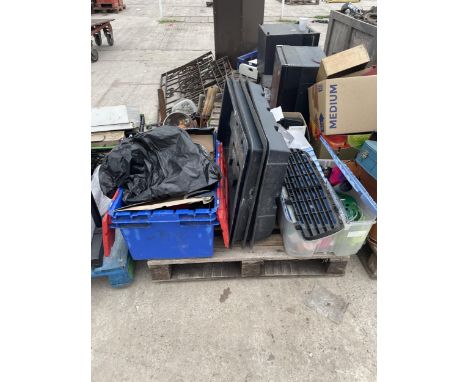 AN ASSORTMENT OF HOUSEHOLD CLEARANCE ITEMS TO INCLUDE GARDEN TOOLS AND TRAYS ETC 