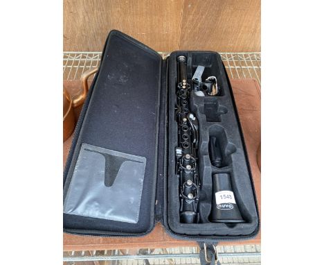 A PLASTIC NUVO CLARINET WITH CARRY CASE 