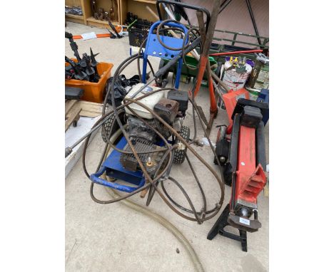 A PORTABLE PETROL PRESSURE WASHER WITH HONDA ENGINE 