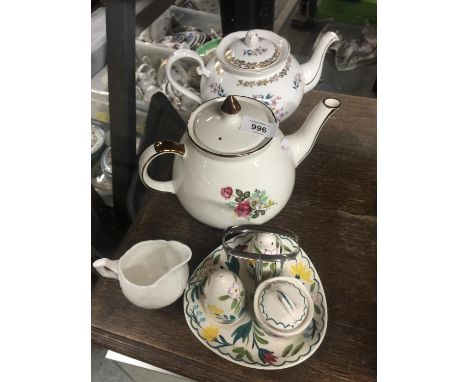 A QUANTITY OF CERAMICS TO INCLUDE A ROYAL GRAFTON TEAPOT, MIDWINTER STYLECRAFT CRUET SET, MILK JUG, ETC., 