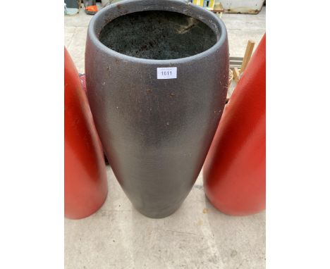 A TALL BLACK FIBRE GLASS PLANTER (H:105CM) 