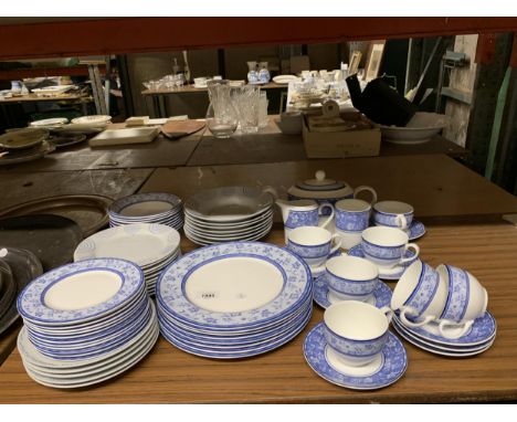 A GRAFTON LIVING CHINA PART DINNER SERVICE TO INCLUDE VARIOUS SIZES OF PLATES, BOWLS, A TEAPOT, CREAM JUG, CUPS AND SAUCERS 