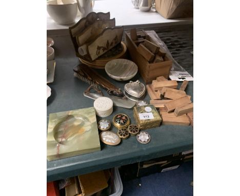 A MIXED LOT TO INCLUDE AN ONYX ASHTRAY AND BOWL, PILL BOXES, A BOX OF WOODEN BRICKS, PLACEMATS, A LETTER RACK, ETC 