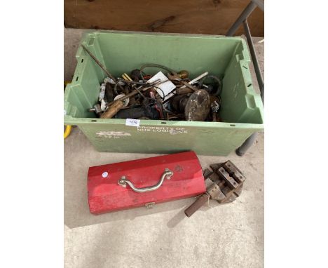 AN ASSORTMENT OF TOOLS TO INCLUDE A VICE, A DRILL AND SPANNNERS ETC 