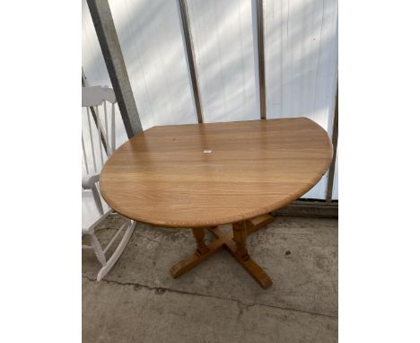 AN ERCOL ELM DROP LEAF DINING TABLE ON FOUR TURNED BULBOUS LEGS, 48 X 44" OPENED 