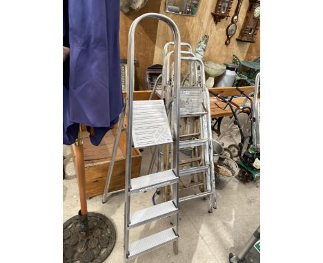 A THREE RUNG ALUMINIUM STEP LADDER 