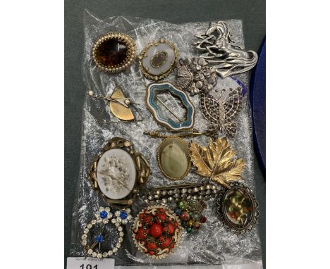 A MIXED LOT OF VINTAGE BROOCHES 