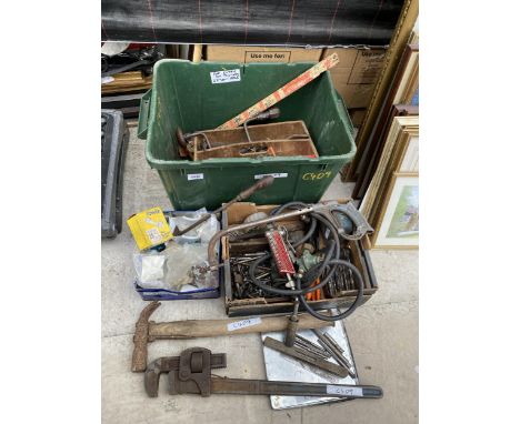 AN ASSORTMENT OF TOOLS TO INCLUDE STILSONS, A HAMMER AND DRILL BITS ETC 