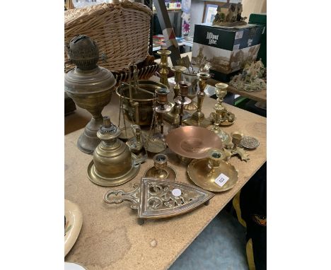 A LARGE QUANTITY OF BRASSWARE TO INCLUDE AN OIL LAMP, CANDLESTICKS, WEIGHING SCALES, ETC 