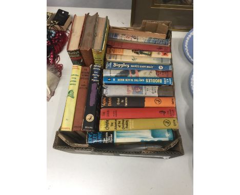 A QUANTITY OF VINTAGE HARDBACK BOOKS TO INCLUDE AGATHA CHRISTIE CRIME CLUB CHOICE, BILLY BUNTER, BIGGLES, ETC 