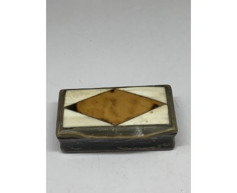 A VINTAGE INLAID SNUFF BOX 
