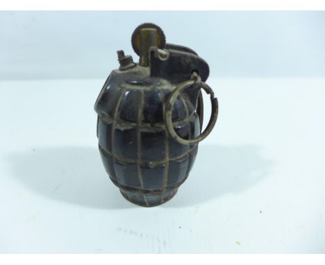 A WORLD WAR II PERIOD GRENADE MADE INTO A LIGHTER, HEIGHT 10CM 