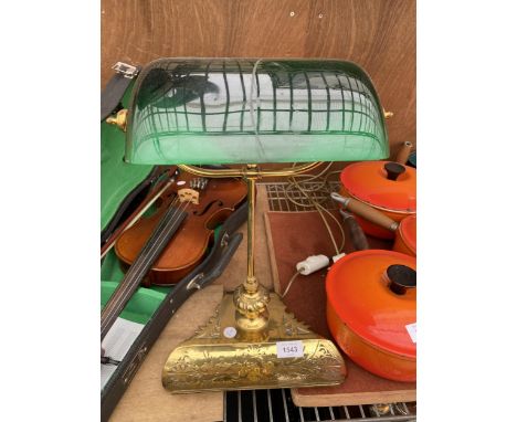 A VINTAGE BRASS BANKERS LAMP WITH GREEN GLASS SHADE 