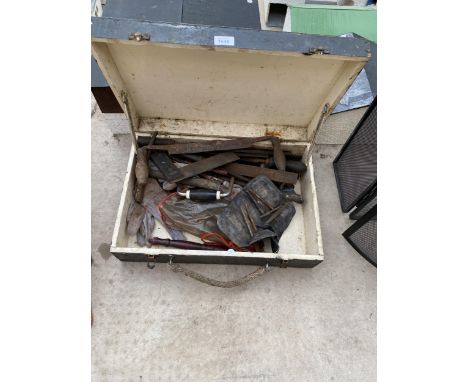 A WOODEN TOOL CHEST CONTAINING AN ASSORTMENT OF VINTAGE TOOLS TO INCLUDE FILES AND DRILL BITS ETC 