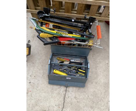 AN ASSORTMENT OF TOOLS TO INCLUDE SCREW DRIVERS, SPIRIT LEVEL AND SAWS ETC 