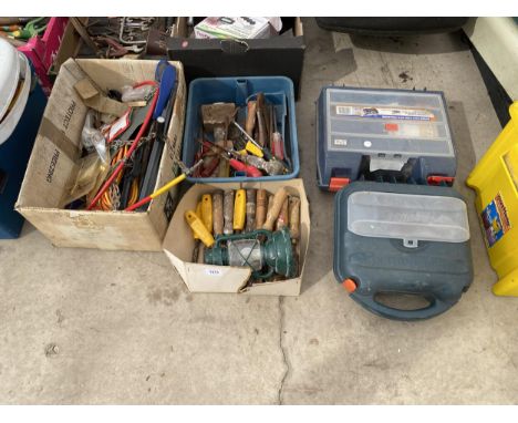 A LARGE ASSORTMENT OF TOOLS TO INCLUDE SCREW DRIVERS AND CHISELS ETC 