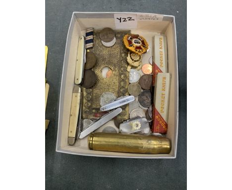 A MIXED GROUP OF VINTAGE ITEMS - PENKNIVES, COINS, BADGES ETC 