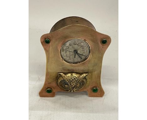 AN ARTS &amp; CRAFTS COPPER AND BRASS MANTLE CLOCK, HEIGHT 10CM 