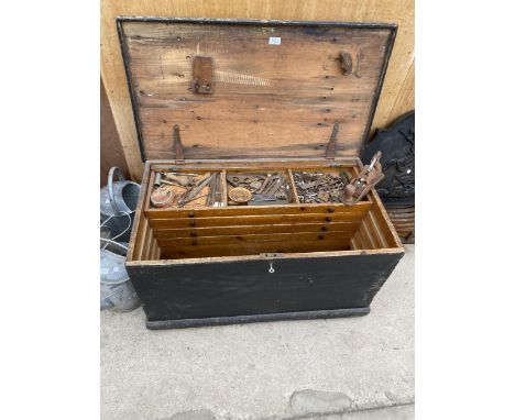 A LARGE VINTAGE WOODEN JOINERS CHEST WITH FITTED INTERIOR DRAWERS AND A LARGE A ASSORTMENT OF WOODWORKING AND ENGINEERS HAND 