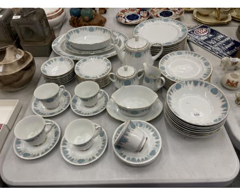 A NORITAKE JAPANESE 'BLUETIDE' PATTERN TEA / DINNER SERVICE 