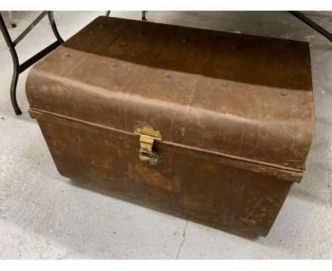 A LARGE VINTAGE METAL TRUNK WITH SIDE HANDLES WIDTH 77CM, HEIGHT 47CM, DEPTH 52CM 