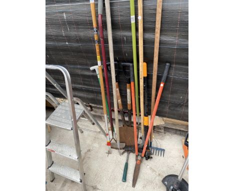 AN ASSORTMENT OF GARDEN TOOLS TO INCLUDE HAMMERS, SPADES AND FORKS ETC 