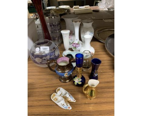 A MIXED COLLECTION OF CERAMIC AND GLASS ITEMS TO INCLUDE VASES, JUGS, ETC 