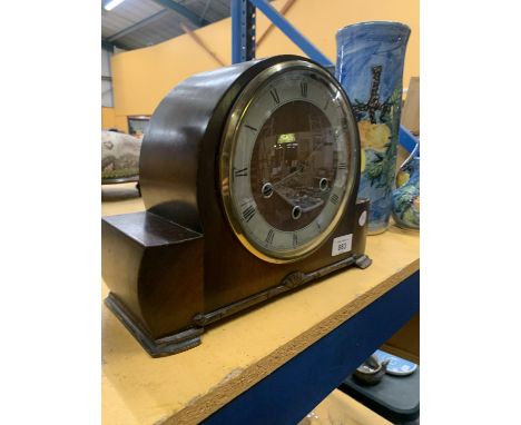 A VINTAGE WESTMINSTER CHIMING MAHOGANY CASED MANTLE CLOCK WITH KEY AND PENDULUM 
