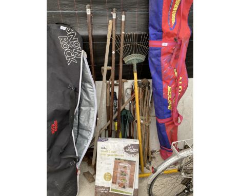 A LARGE ASSORTMENT OF GARDEN TOOLS TO INCLUDE DRAINING RODS, RAKES AND FORKS ETC 