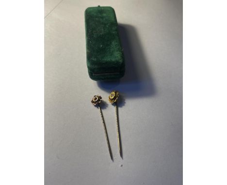 TWO 9 CARAT GOLD STICK PINS GROSS WEIGHT 2.43 GRAMS IN A VINTAGE PRESENTATION CASE 