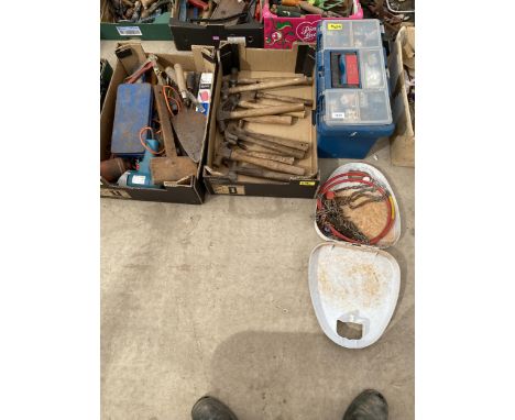 A LARGE ASSORTMENT OF TOOLS TO INCLUDE HAMMERS, TROWELS AND A BLACK AND DECKER DRILL ETC 