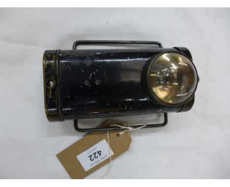 A MID 20TH CENTURY BATTERY POWERED LAMP, POSSIBLY POLICE ISSUE 