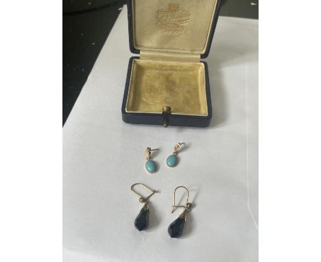 TWO PAIRS OF 9 CARAT GOLD EARRINGS ONE PAIR BLACK STONE DROPS THE OTHER TURQUOISE STONES IN A VINTAGE PRESENTATION BOX 