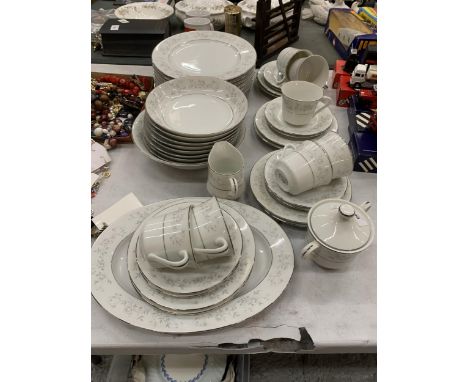 A VINTAGE FLORAL PART DINNER SERVICE, BOWLS, MEAT PLATES ETC 