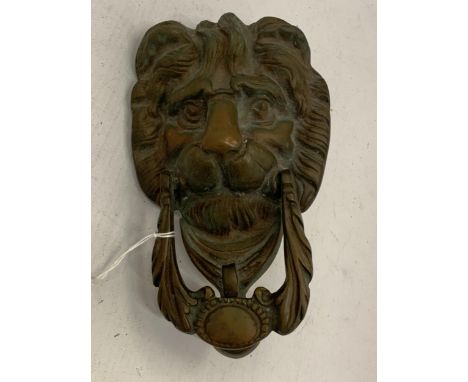 A GEORGIAN STYLE BRASS LIONS HEAD DOOR KNOCKER 