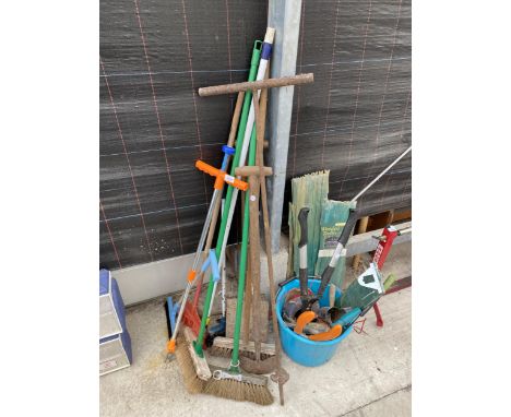 AN ASSORTMENT OF GARDEN TOOLS TO INCLUDE SPADES, BRUSHES AND SHEARS ETC 