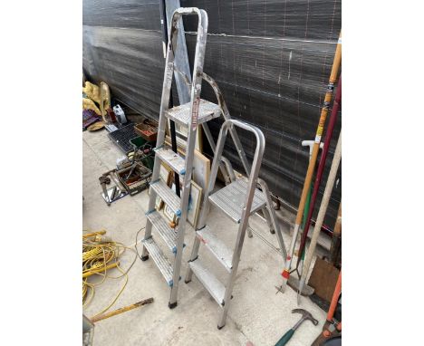 A FOUR RUNG ALUMINIUM STEP LADDER AND A FURTHER TWO RUNG ALUMINIUM STEP LADDER 