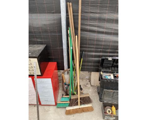 AN ASSORTMENT OF GARDEN TOOLS TO INCLUDE BRUSHES AND SHEARS ETC 