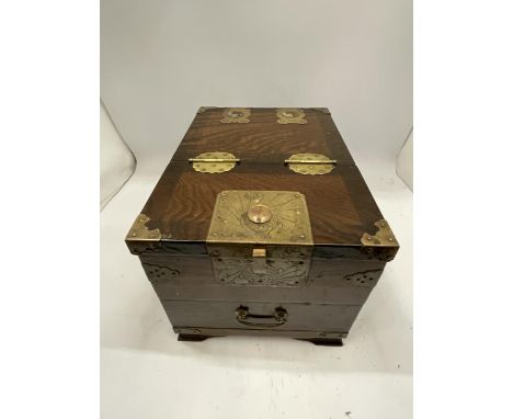 A VINTAGE ORIENTAL HARDWOOD AND BRASS JEWELLERY BOX WITH MIRRORED LIFT UP LID 