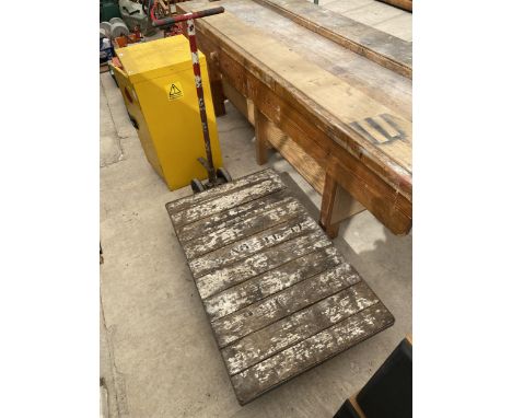 A LARGE TROLLEY WITH MANUAL TROLLEY HANDLE 