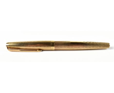 PARKER; a 9ct gold cased fountain pen with engine turned decoration, approx. 26.2g.Additional InformationThe piece still with